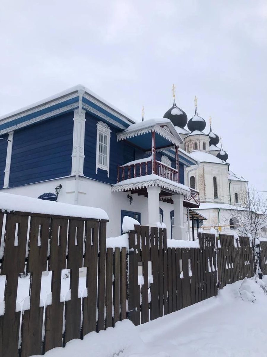 Подворье Рязановых зимой: синий курень и снег у забора