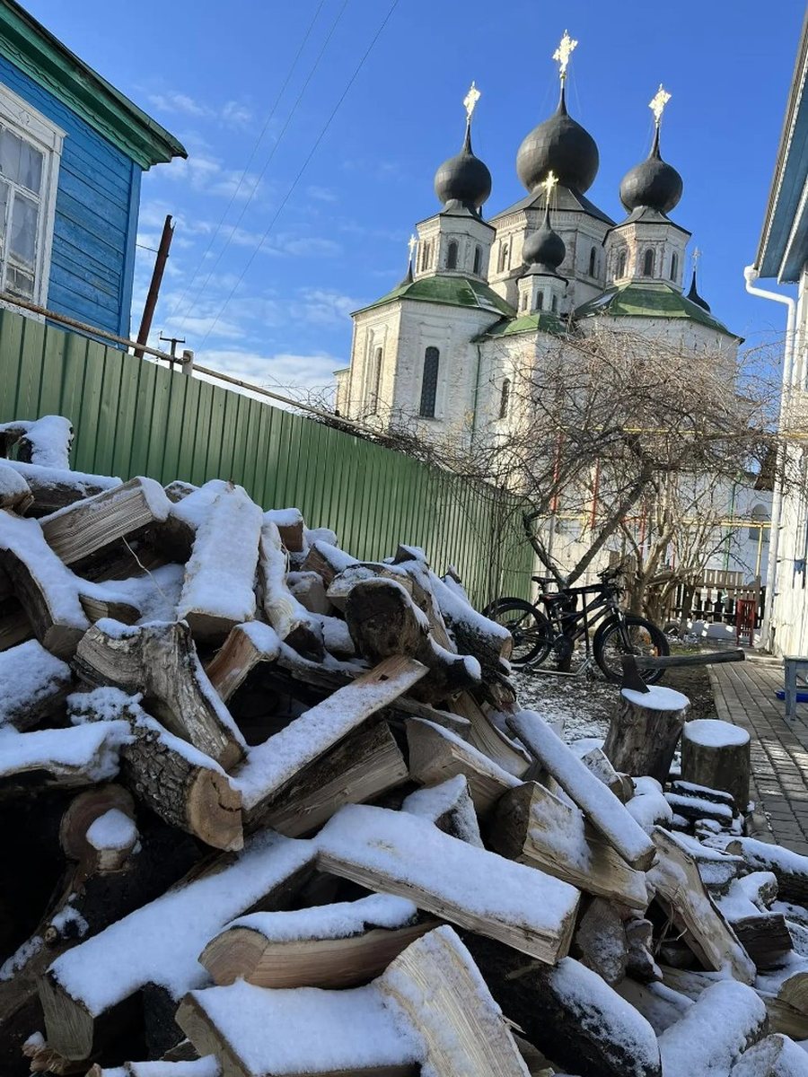 Дрова во дворе Подворья Рязановых и Войсковой собор зимой
